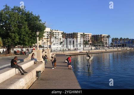 Alicante, Spagna, 7 novembre 2024: Persone sedute sulla Escalera de la Reina durante la vita quotidiana ad Alicante, il 7 novembre 2024, ad Alicante, Spagna. Crediti: Alberto Brevers / Alamy Live News. Foto Stock