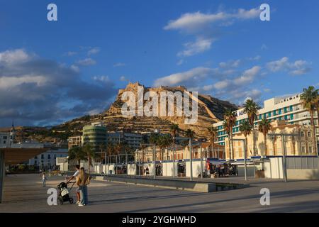 Alicante, Spagna, 7 novembre 2024: Vista del Castello di Santa Barbara durante la vita quotidiana ad Alicante, il 7 novembre 2024, ad Alicante, Spagna. Crediti: Alberto Brevers / Alamy Live News. Foto Stock