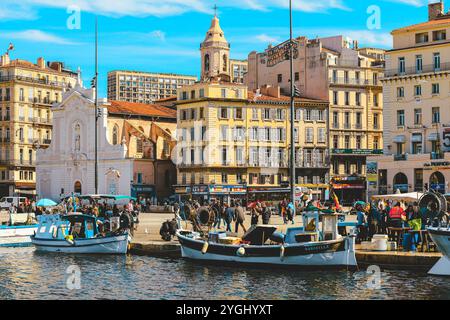 Marsiglia, Francia - 8 maggio 2017 : ambiente domenicale al Porto Vecchio di Marsiglia Foto Stock