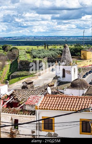 Tipiche facciate portoghesi e strade acciottolate a Elvas, Portogallo, Europa Foto Stock