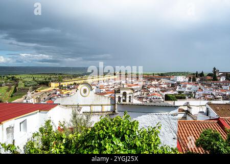 Tipiche facciate portoghesi e strade acciottolate a Elvas, Portogallo, Europa Foto Stock