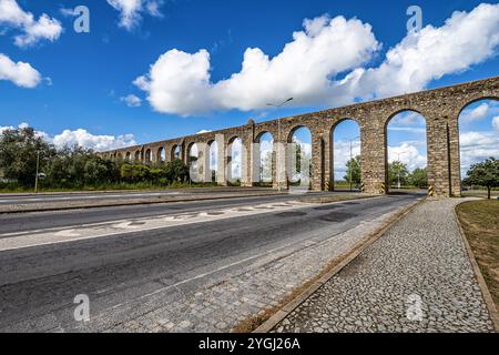 Acquedotto Agua de Prata, acquedotto d'acqua d'argento a Evora, Portogallo. I suoi archi che si estendono per 9 chilometri , questo acquedotto fu costruito nel 1531-1537 da Foto Stock