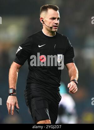 L'arbitro Tom Nield durante il match per il titolo Sky Bet agli Hawthorns di West Bromwich. Data foto: Giovedì 7 novembre 2024. Foto Stock