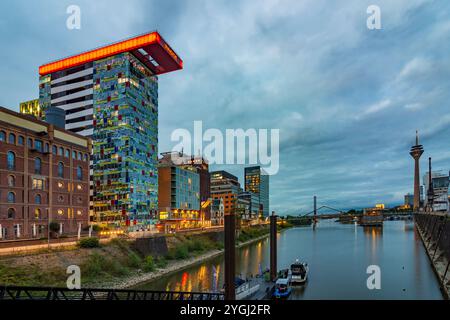 Düsseldorf, Medienhafen (Media Harbor), House Colorium, Tower Rheinturm a Düsseldorf und Neanderland, Renania settentrionale-Vestfalia, Germania Foto Stock