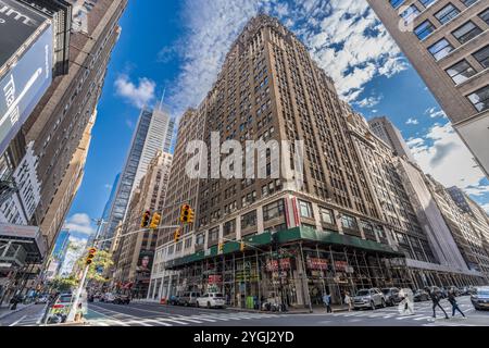 New York, USA - 15 ottobre 2023: Scena quotidiana a Manhattan all'incrocio tra l'8th avenue e la 37th Street. Foto Stock