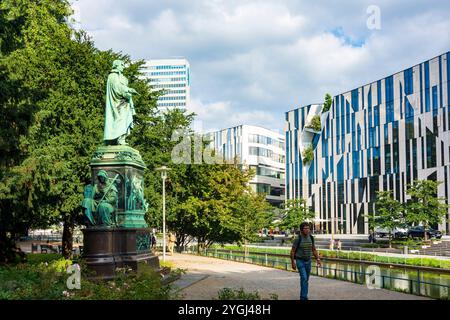 Düsseldorf, edificio Kö-Bogen di Daniel Libeskind, monumento a Peter von Cornelius a Düsseldorf und Neanderland, Renania settentrionale-Vestfalia, Germania Foto Stock