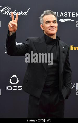 Robbie Williams bei der 76. Bambi-Verleihung 2024 nei den Bavaria Filmstudios. München, 07.11.2024 *** Robbie Williams ai Bambi Awards 76 2024 nei Bavaria Filmstudios Monaco di Baviera, 07 11 2024 foto:XS.xSpöttelx/xFuturexImagex bambi2024 9927 Foto Stock