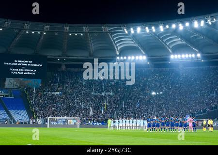 Roma, Italia. 7 novembre 2024. Le squadre osservano un minuto di silenzio in memoria delle vittime delle inondazioni a Valencia durante la partita di UEFA Europa League 2024/25 fase MD4 tra SS Lazio e FC Porto allo Stadio Olimpico il 7 novembre 2024 a Roma, Italia. Crediti: Giuseppe Maffia/Alamy Live News Foto Stock