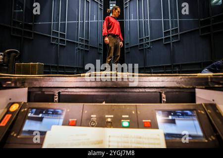 Essen, Germania. 7 novembre 2024. Vista dal palco del suggeritore nel Teatro Aalto di Essen verso il palco, dove si svolge una prova. Crediti: Christoph Reichwein/dpa/Alamy Live News Foto Stock