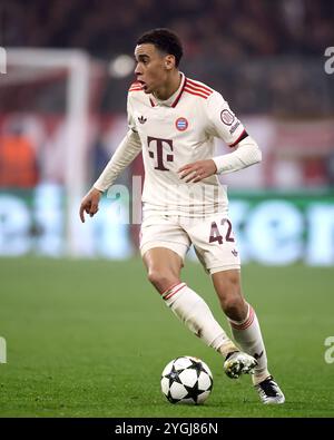 MONACO DI BAVIERA, GERMANIA - 06 NOVEMBRE: Jamal Musiala del Bayern Muenchen corre con un pallone durante la fase MD4 della UEFA Champions League 2024/25 tra FC Bayern München e SL Benfica al Football Arena Munich il 6 novembre 2024 a Monaco di Baviera, Germania. Foto Stock