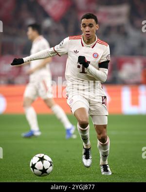 MONACO DI BAVIERA, GERMANIA - 06 NOVEMBRE: Jamal Musiala del Bayern Muenchen corre con un pallone durante la fase MD4 della UEFA Champions League 2024/25 tra FC Bayern München e SL Benfica al Football Arena Munich il 6 novembre 2024 a Monaco di Baviera, Germania. Foto Stock