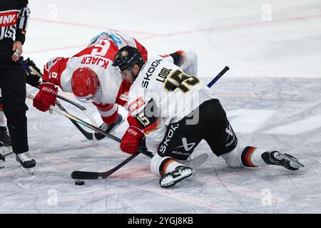 Landshut, Germania. 7 novembre 2024. Hockey su ghiaccio: Germania Cup, Germania - Danimarca, fase a gironi, giorno partita 1. Il tedesco Stefan Loibl (r) e il danese Oliver Kjaer in azione. Crediti: Daniel Löb/dpa/Alamy Live News Foto Stock