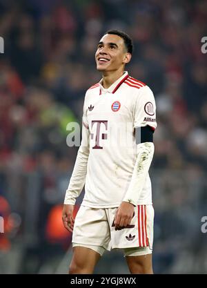 MONACO DI BAVIERA, GERMANIA - 06 NOVEMBRE: Jamal Musiala del Bayern Muenchen reagisce durante la partita MD4 di UEFA Champions League 2024/25 tra il Bayern München e il SL Benfica al Football Arena Munich il 6 novembre 2024 a Monaco di Baviera, Germania. Foto Stock