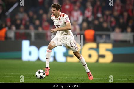 MONACO DI BAVIERA, GERMANIA - 06 NOVEMBRE: Thomas Mueller del Bayern Muenchen corre con un pallone durante la fase MD4 della UEFA Champions League 2024/25 tra FC Bayern München e SL Benfica al Football Arena Munich il 6 novembre 2024 a Monaco di Baviera, Germania. Foto Stock