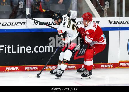 Landshut, Germania. 7 novembre 2024. Hockey su ghiaccio: Coppa Germania, Germania - Danimarca, fase a gironi, giorno partita 1. Il tedesco Tom Kühnhackl (l) e il danese Jacob Gammelgaard in azione. Crediti: Daniel Löb/dpa/Alamy Live News Foto Stock