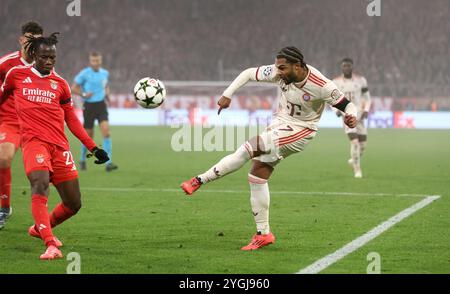 MONACO DI BAVIERA, GERMANIA - 06 NOVEMBRE: Serge Gnabry del Bayern Muenchen vies con Issa Kabore del Benfica Lissabon durante la fase MD4 della UEFA Champions League 2024/25 tra FC Bayern München e SL Benfica al Football Arena Munich il 6 novembre 2024 a Monaco di Baviera, Germania. Foto Stock