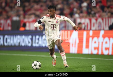 MONACO DI BAVIERA, GERMANIA - 06 NOVEMBRE: Kingsley Coman del Bayern Muenchen corre con un pallone durante la fase MD4 della UEFA Champions League 2024/25 tra FC Bayern München e SL Benfica al Football Arena Munich il 6 novembre 2024 a Monaco di Baviera, Germania. Foto Stock