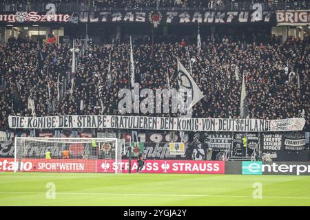 Francoforte, Germania. 7 novembre 2024. UEFA Europa League - Eintracht Frankfurt - SK Slavia Prag am 07.11.2024 im Deutsche Bank Park di Francoforte Die Fans von Eintracht Frankfurt in der Nordwestkurve mit einem Spruchband/Banner/Transparent für Christian Eckerlin foto: Osnapix credito: dpa/Alamy Live News Foto Stock