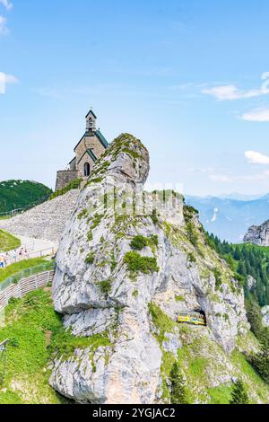 Monti Mangfall, montagna Wendelstein, Chiesa di Wendelstein, macchina di Wendelsteinbahn (ferrovia rack di Wendelstein) nell'alta Baviera, Baviera, Germania Foto Stock