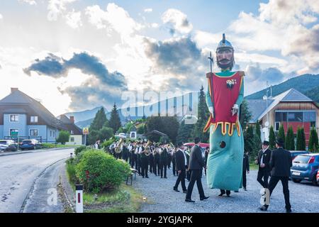 Cracovia, vigilia di Oswaldisonntag (domenica di Oswald) sfilano tatuaggi con la figura e la banda di Sansone a Krakaudorf a Murtal, Stiria, Austria Foto Stock