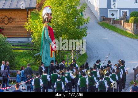 Cracovia, vigilia di Oswaldisonntag (domenica di Oswald) sfilano tatuaggi con la figura e la banda di Sansone a Krakaudorf a Murtal, Stiria, Austria Foto Stock