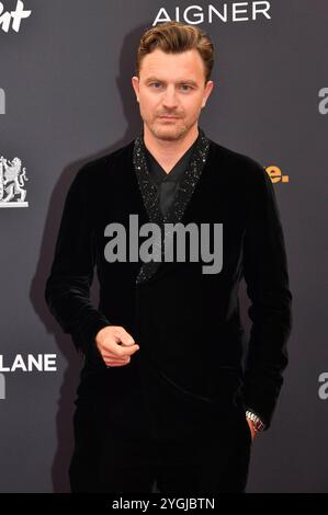 Friedrich Mücke bei der 76. Bambi-Verleihung 2024 nei den Bavaria Filmstudios. München, 07.11.2024 *** Friedrich Mücke ai Bambi Awards 76 2024 nei Bavaria Filmstudios Monaco di Baviera, 07 11 2024 foto:XS.xSpöttelx/xFuturexImagex bambi2024 8479 Foto Stock
