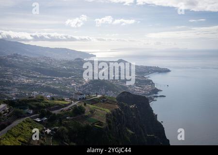 Splendida vista sulla città costiera dall'alta scogliera, Madeira, Portogallo. Foto Stock