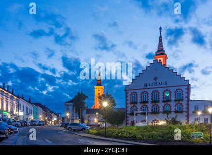 Waidhofen an der Thaya, Municipio, piazza Hauptplatz, chiesa cattolica Waidhofen an der Thaya a Waldviertel, bassa Austria, Austria Foto Stock