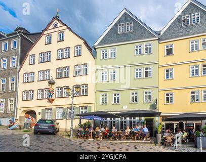 Wetzlar, piazza Kornmarkt, casa Haus zum Römischen Kaiser, ristorante all'aperto a Lahntal, Assia, Germania Foto Stock