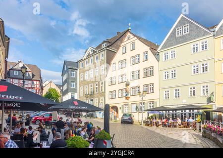 Wetzlar, piazza Kornmarkt, casa Haus zum Römischen Kaiser, ristorante all'aperto a Lahntal, Assia, Germania Foto Stock