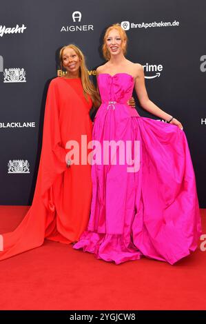 Anna Ermakova mit Mutter Angela Ermakova bei der 76. Bambi-Verleihung 2024 nei den Bavaria Filmstudios. München, 07.11.2024 *** Anna Ermakova con la madre Angela Ermakova ai Bambi Awards 76 2024 nei Bavaria Film Studios di Monaco, 07 11 2024 foto:XS.xSpöttelx/xFuturexImagex bambi2024 0157 Foto Stock