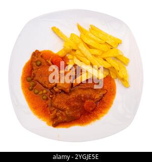 Succoso stufato di manzo in salsa di pomodoro con fette di patate fritte Foto Stock