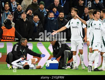 Stoccolma, Svezia. 7 novembre 2024. Filip Mladenović del Panathinaikos colpisce e si prende cura del campo durante la partita di calcio della UEFA Conference League di giovedì tra Djurgården IF e Panathinaikos FC alla Tele 2 Arena di Stoccolma, Svezia, 7 novembre 2024. Foto: Jessica Gow/TT/codice 10070 credito: TT News Agency/Alamy Live News Foto Stock