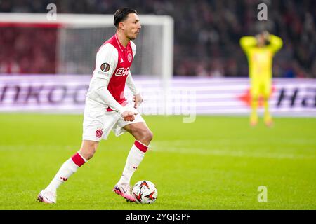 Amsterdam, Paesi Bassi. 7 novembre 2024. AMSTERDAM, PAESI BASSI - 7 NOVEMBRE: Steven Berghuis dell'AFC Ajax corre con il pallone durante la fase MD4 della UEFA Europa League 2024/25 tra l'AFC Ajax e il Maccabi Tel Aviv alla Johan Cruijff Arena il 7 novembre 2024 ad Amsterdam, Paesi Bassi. (Foto di Andre Weening/Orange Pictures) credito: Orange Pics BV/Alamy Live News Foto Stock