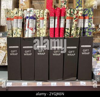 Rotoli di confezione regalo, carta da regalo natalizia in vendita Foto Stock