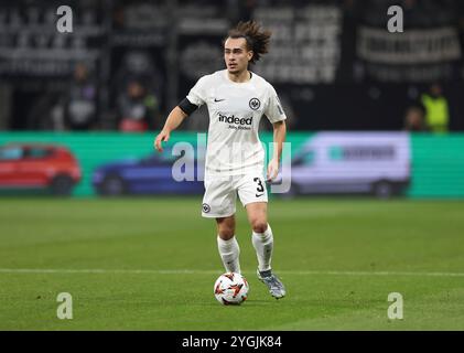 Francoforte sul meno, Germania. 7 novembre 2024. 07.11.2024, Fussball UEFA Europa League, Eintracht Frankfurt - SK Slavia Prag, emonline, emspor, v.l., Arthur Theate (Eintracht Frankfurt) LE NORMATIVE DFL/DFB VIETANO QUALSIASI USO DI FOTOGRAFIE COME SEQUENZE DI IMMAGINI E/O QUASI-VIDEO. Credito Xdcx: dpa/Alamy Live News Foto Stock