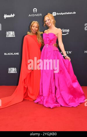 Anna Ermakova mit Mutter Angela Ermakova bei der 76. Bambi-Verleihung 2024 nei den Bavaria Filmstudios. München, 07.11.2024 *** Anna Ermakova con la madre Angela Ermakova ai Bambi Awards 76 2024 nei Bavaria Film Studios di Monaco, 07 11 2024 foto:XS.xSpöttelx/xFuturexImagex bambi2024 0165 Foto Stock