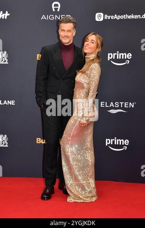 Wayne Carpendale mit Ehefrau Annemarie Carpendale bei der 76. Bambi-Verleihung 2024 nei den Bavaria Filmstudios. München, 07.11.2024 *** Wayne Carpendale con la moglie Annemarie Carpendale ai Bambi Awards 76 2024 nei Bavaria Filmstudios Monaco di Baviera, 07 11 2024 foto:XS.xSpöttelx/xFuturexImagex bambi2024 0206 Foto Stock