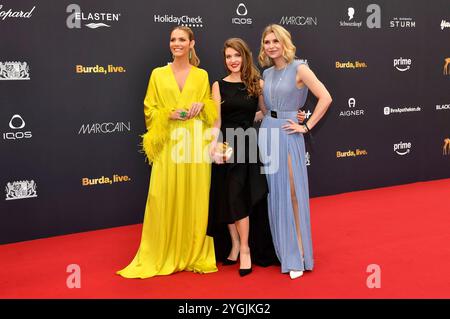 Viviane Geppert, Lara Mandoki e Sarah Thonig bei der 76. Bambi-Verleihung 2024 nei den Bavaria Filmstudios. München, 07.11.2024 *** Viviane Geppert, Lara Mandoki e Sarah Thonig ai Bambi Awards 76 2024 ai Bavaria Film Studios di Monaco di Baviera, 07 11 2024 foto:XS.xSpöttelx/xFuturexImagex bambi2024 8427 Foto Stock