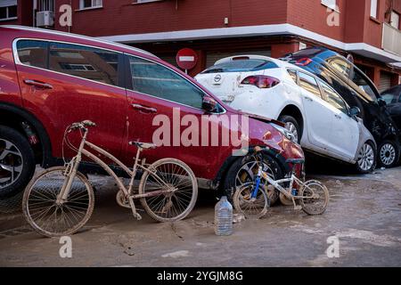 Effetti delle inondazioni DANA del 29 ottobre 2024 in Ausias March Street, Alfafar, Comunidad de Valencia, Spagna Foto Stock