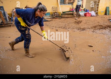 Persone che puliscono. Effetti delle inondazioni DANA del 29 ottobre 2024, Pelayo Street, Paiporta, Comunidad de Valencia, Spagna Foto Stock