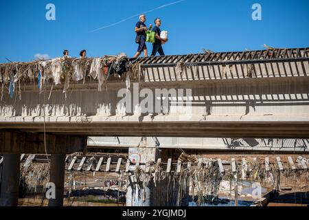 Effetti delle inondazioni DANA del 29 ottobre 2024, nei binari ferroviari e sulla strada CV-406 sul ponte di Rambla del Poyo o barranco del Poyo, Paiporta, Comunid Foto Stock