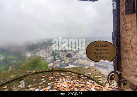 Salisburgo, Fortezza di Hohensalzburg, giorno di pioggia, vista della città vecchia, nebbia a Flachgau, Salisburgo, Austria Foto Stock