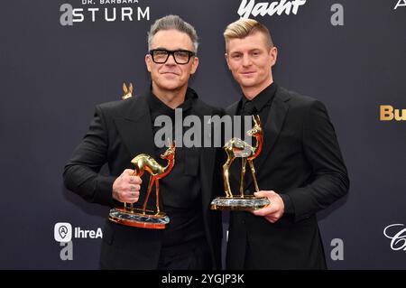 Robbie Williams e Toni Kroos bei der 76. Bambi-Verleihung 2024 nei den Bavaria Filmstudios. München, 07.11.2024 *** Robbie Williams e Toni Kroos ai Bambi Awards 76 2024 nei Bavaria Filmstudios di Monaco, 07 11 2024 foto:XS.xSpöttelx/xFuturexImagex bambi2024 0403 Foto Stock