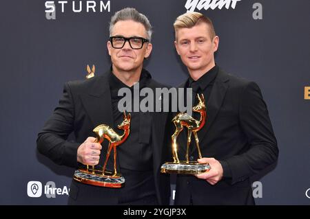 Robbie Williams e Toni Kroos bei der 76. Bambi-Verleihung 2024 nei den Bavaria Filmstudios. München, 07.11.2024 *** Robbie Williams e Toni Kroos ai Bambi Awards 76 2024 nei Bavaria Filmstudios di Monaco, 07 11 2024 foto:XS.xSpöttelx/xFuturexImagex bambi2024 0400 Foto Stock