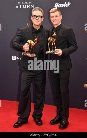 Robbie Williams e Toni Kroos bei der 76. Bambi-Verleihung 2024 nei den Bavaria Filmstudios. München, 07.11.2024 *** Robbie Williams e Toni Kroos ai Bambi Awards 76 2024 nei Bavaria Filmstudios di Monaco, 07 11 2024 foto:XS.xSpöttelx/xFuturexImagex bambi2024 0422 Foto Stock