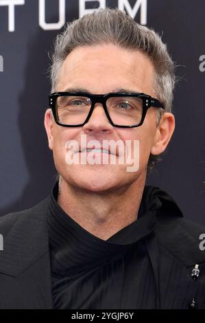 Robbie Williams bei der 76. Bambi-Verleihung 2024 nei den Bavaria Filmstudios. München, 07.11.2024 *** Robbie Williams ai Bambi Awards 76 2024 nei Bavaria Filmstudios Monaco di Baviera, 07 11 2024 foto:XS.xSpöttelx/xFuturexImagex bambi2024 0453 Foto Stock