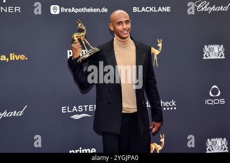 Tedros Teclebrhan bei der 76. Bambi-Verleihung 2024 nei den Bavaria Filmstudios. München, 07.11.2024 *** Tedros Teclebrhan ai Bambi Awards 76 2024 nei Bavaria Filmstudios Monaco di Baviera, 07 11 2024 foto:XS.xSpöttelx/xFuturexImagex bambi2024 0534 Foto Stock