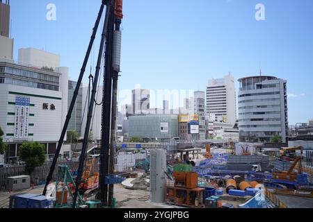 Scena di costruzione e folla di fronte alla stazione di Sannomiya a Sannomiya, Kobe City, prefettura di Hyogo, Giappone, durante l'estate di Obon del 2024. Foto Stock