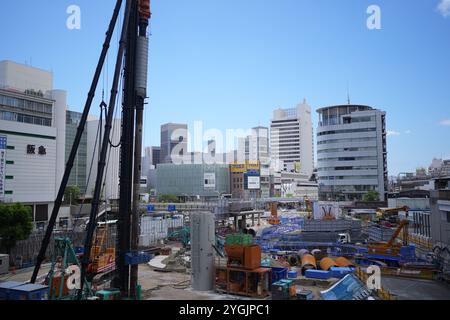 Scena di costruzione e folla di fronte alla stazione di Sannomiya a Sannomiya, Kobe City, prefettura di Hyogo, Giappone, durante l'estate di Obon del 2024. Foto Stock